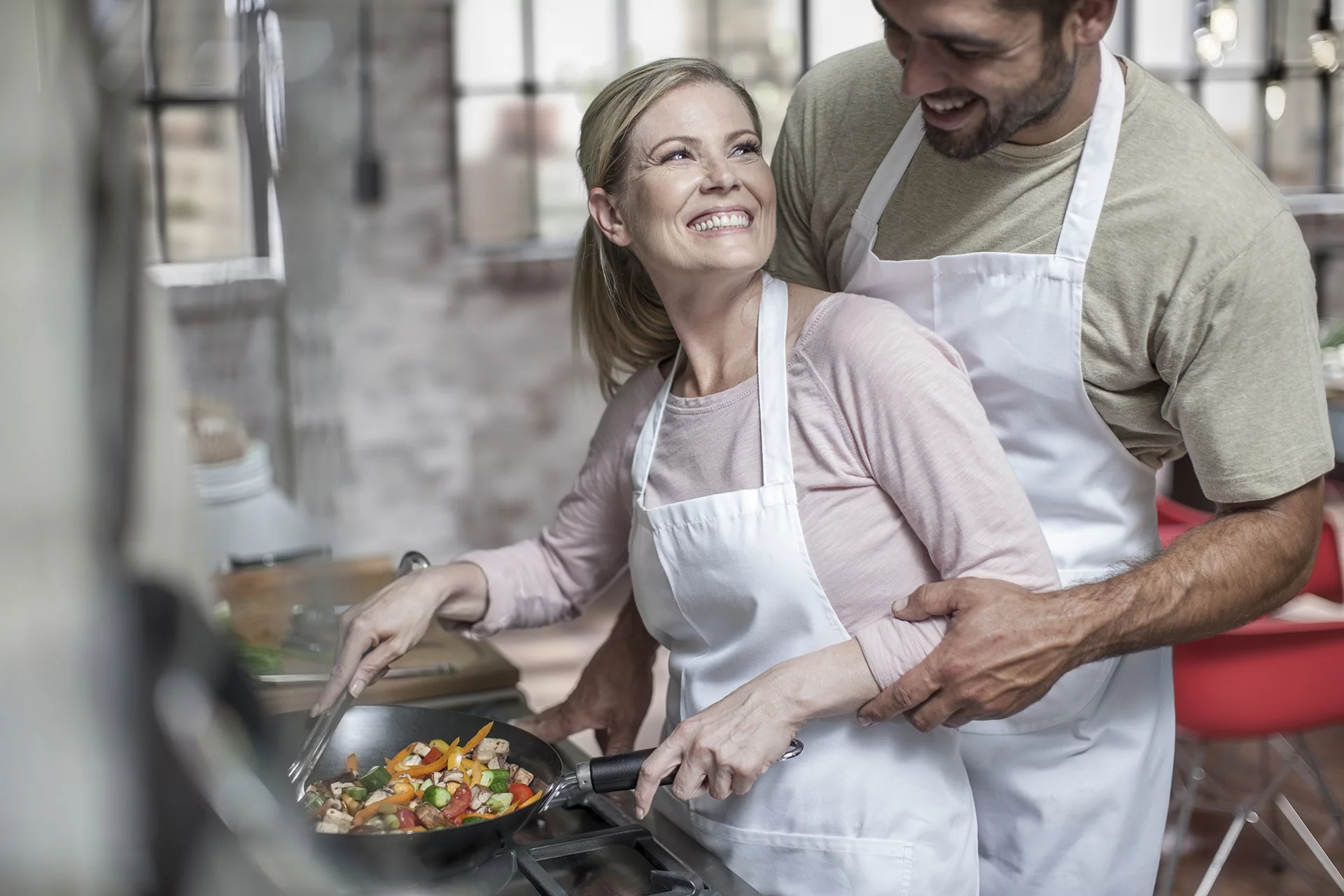 Pareja cocinando comida sana